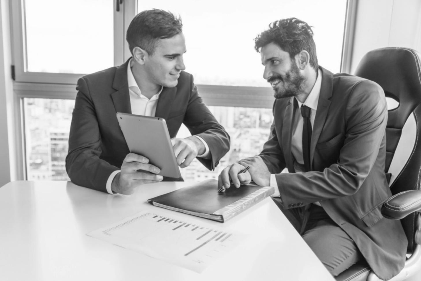 Specialist financiar analizând documente și oferind consultanță personalizată pentru optimizarea proceselor contabile